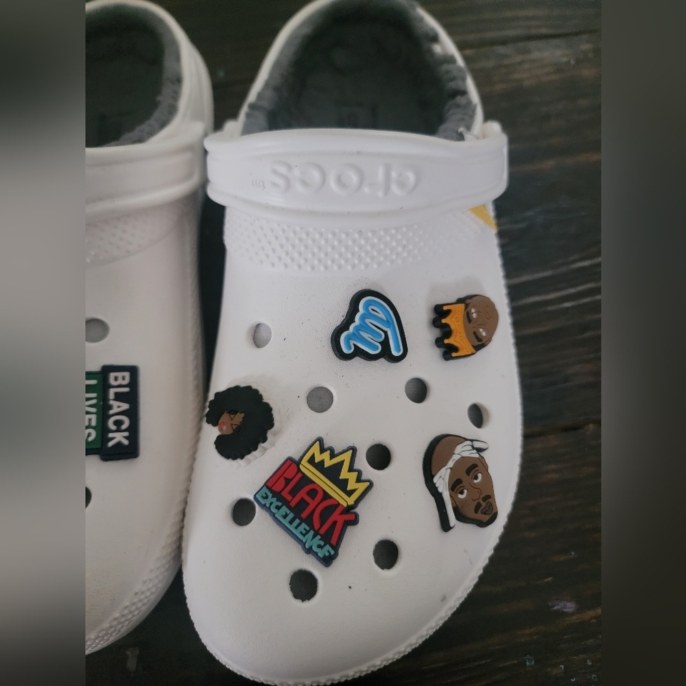 CROCS Men's White Slip-On Sandals with Charms - Picture 4 of 6